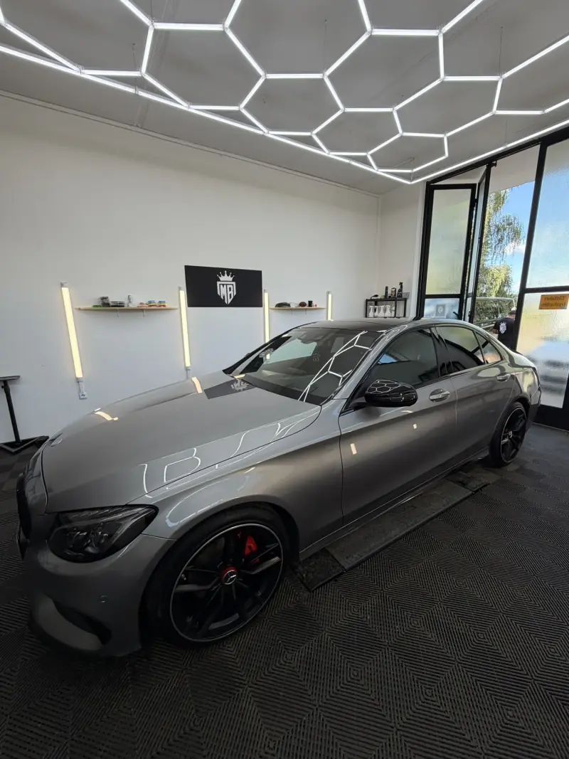 Silberner Mercedes in unserer Pflegehalle